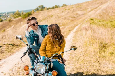 Ветер в лицах: романтические моменты мотоцикла с парой в центре внимания