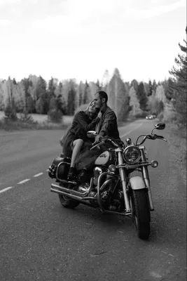 В погоне за приключениями: удивительные фотографии мотоцикла с влюбленной парой