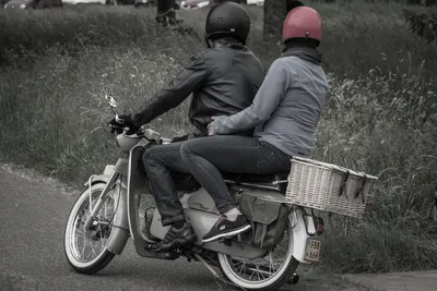 Изображение романтической поездки на мотоцикле