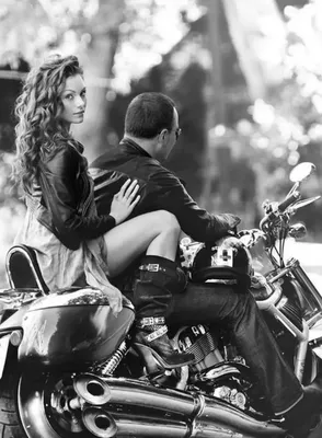 Рисунок с двумя влюбленными на мотоцикле