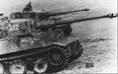 Советские офицеры осматривают немецкий танк «Тигр», подбитый на Курской  дуге — военное фото
