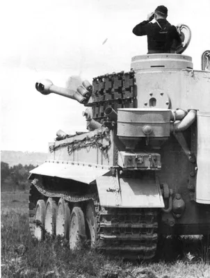 Сорванная башня немецкого танка «Тигр», разрушенного взрывом в Тунисе —  военное фото