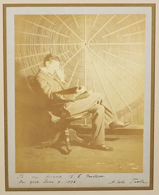 Никола Тесла на фоне огромнейшего …» — создано в Шедевруме