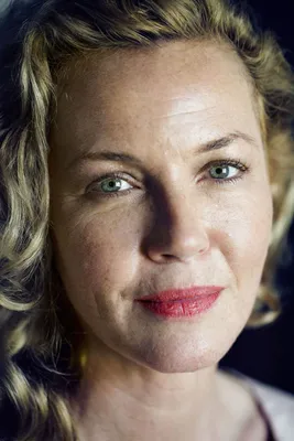51-летняя звезда «Чудо-женщины» Конни Нильсен показала абсолютно голые  ягодицы на премьере в Нью-Йорке | WOMAN