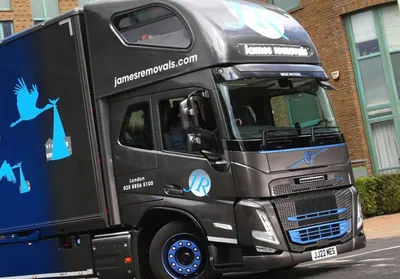 Volvo выпустила в свет самый комфортный грузовик для водителей. Первые  модели уже работают на дорогах Великобритании | trans.info