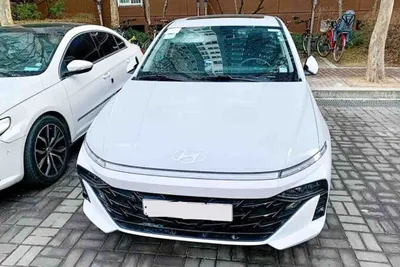 Фото Hyundai Solaris серого (Urban Gray) цвета кузова