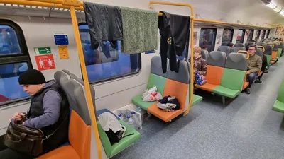 красивый молодой человек в обычной одежде ездит в поезде и смотрит в окно  Стоковое Изображение - изображение насчитывающей вытаращиться, пассажир:  247184895