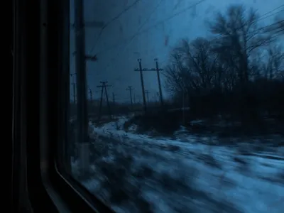 Город зима вид окно поезда» — создано в Шедевруме