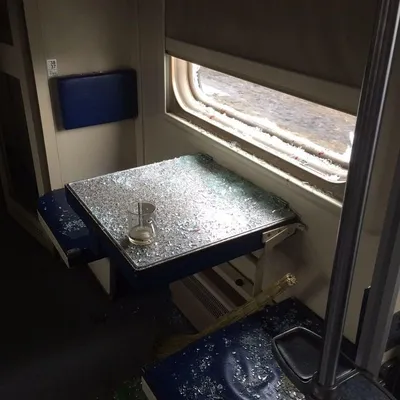 Внутри поезда,окно поезда, болото …» — создано в Шедевруме