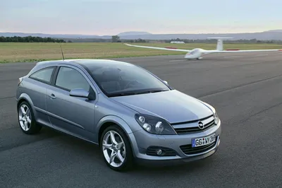 File:Opel Astra GTC 1.6 Turbo Innovation (J) – Heckansicht, 17. September  2012, Düsseldorf.jpg - Wikimedia Commons