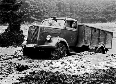 Завязший немецкий грузовик Опель Блиц — военное фото