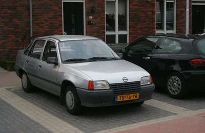 File:1988 Opel Kadett E 1.6 NZ Automatic (8781624116).jpg - Wikimedia  Commons