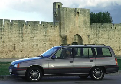 Opel Kadett Caravan Club Special в кузове E 1990 года выпуска. Фото 1.  VERcity