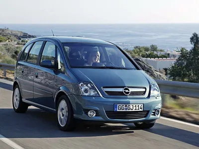 Opel Meriva 1.7 CDTi, model year 2007-, silver, driving, diagonal from the  front, frontal view, country road Stock Photo - Alamy