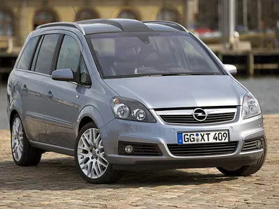 Opel Zafira 1.8 Edition, red, model year 2005-, driving, diagonal from the  front, frontal view, country road Stock Photo - Alamy