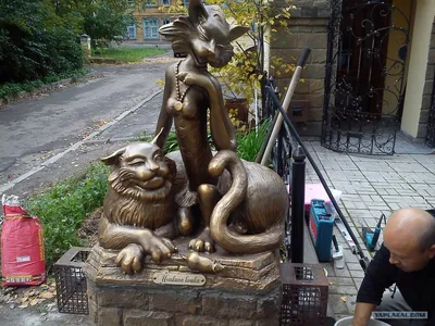 Скульптуры и памятники кошкам со всего света.