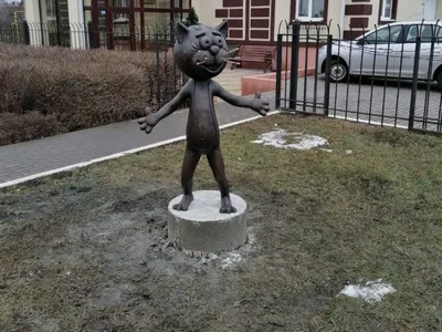 Памятник Котенку с улицы Лизюкова в Воронеже приодели к Новому году