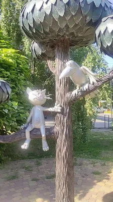 Скульптуры и памятники кошкам в России