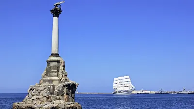 Памятник погибшим кораблям - главная достопримечательность Севастополя