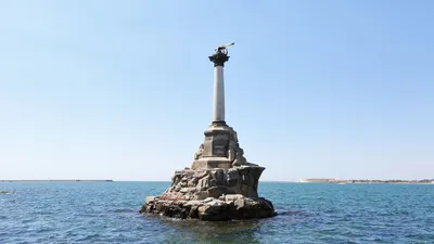 Вид на памятник погибшим кораблям * архитектура * цифровая фотография