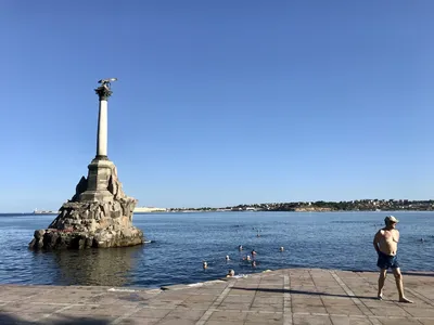 Самый душевный и самый севастопольский: «пляж» у памятника Затопленным  кораблям - KP.RU
