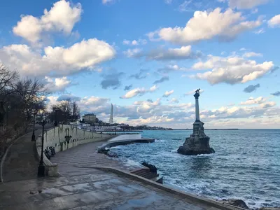 Самый душевный и самый севастопольский: «пляж» у памятника Затопленным  кораблям - KP.RU