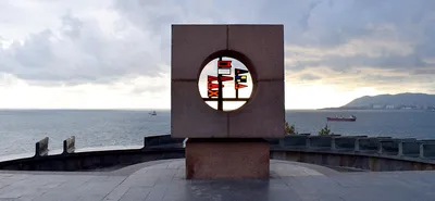 Памятник затопленным кораблям - народ купается рядом - Изображение Памятник  затопленным кораблям, Севастополь - Tripadvisor