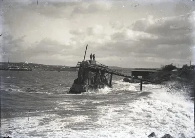 File:Памятник затопленным кораблям на черном море.jpg - Wikimedia Commons