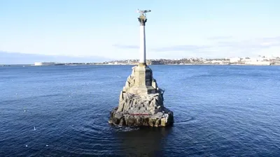 Памятник Затопленным кораблям в огне