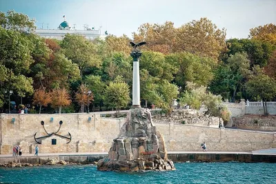 Памятник затопленным кораблям - символ Севастополя