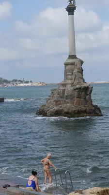 В Севастополе просят запретить купание у Памятника затопленным кораблям |  ForPost