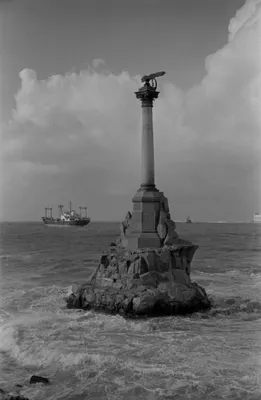 Памятник затопленным кораблям — главный монумент Севастополя