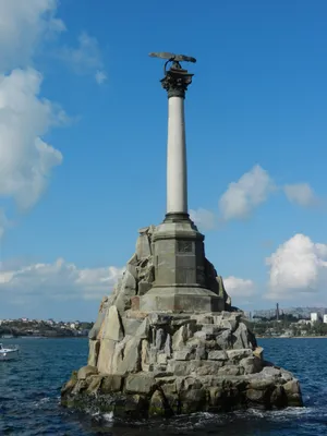 Памятник затопленным кораблям фото фотографии