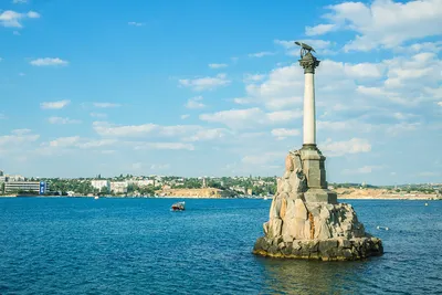 Памятник затопленным кораблям в городе Севастополе