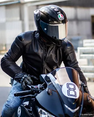 Скачать бесплатно фото парня на мотоцикле в шлеме (JPG)