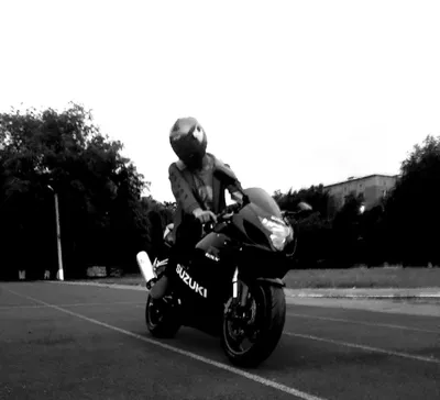Фото парня на мотоцикле в шлеме: бесплатные обои для экрана