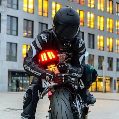 Парень на мотоцикле в шлеме: изображение в формате WebP