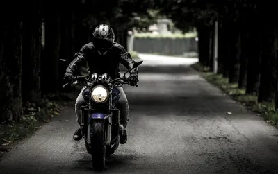Скачать бесплатно фото парня на мотоцикле в шлеме (Full HD)