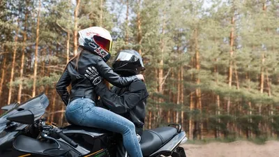 Парень катается на мотоцикле в шлеме: новое изображение в высоком качестве