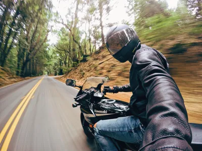 Парень на мотоцикле в шлеме: новое изображение в HD качестве