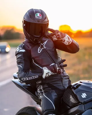 Скачать бесплатно фото парня на мотоцикле в шлеме (4K разрешение)