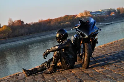 Огненный мотоциклист: впечатляющий кадр с фото