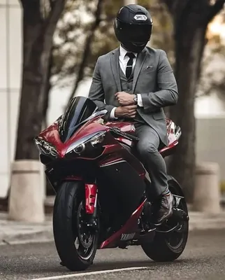 Мощный байк и дерзкий взгляд: сильное фото на фоне мотоцикла
