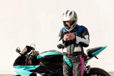Симбиоз с машиной: фото вождения мотоцикла в шлеме