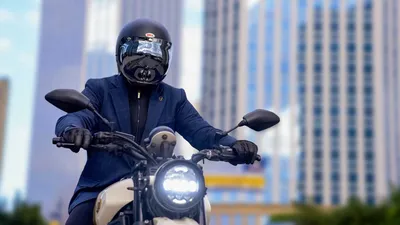 Быстрый и стильный: потрясающее фото на мотоцикле с шлемом