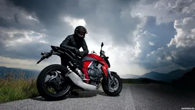 Темный герой на мотоцикле: выразительное изображение парня в шлеме