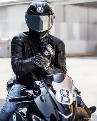 Скачать бесплатно фото парня на мотоцикле в шлеме (4K)