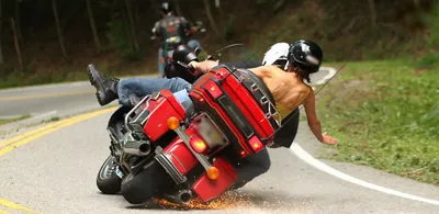 Асфальт горит под колесами: фото парня на мотоцикле в динамике