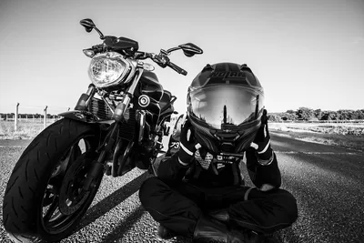 Легко и свободно: фото мотоциклиста в шлеме на открытой трассе