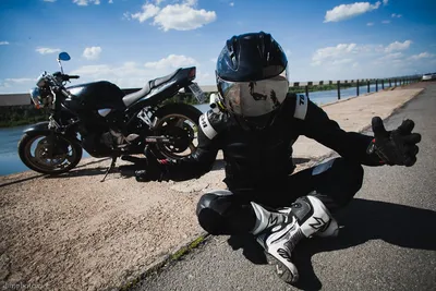 Подарок любителям мотоциклов: качественное фото парня на мотоцикле с шлемом